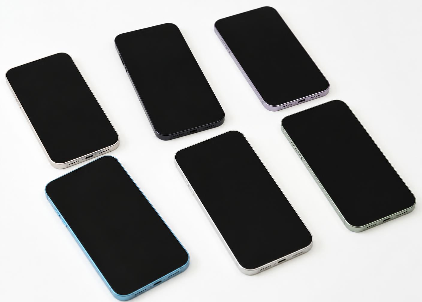 Plusieurs smartphones alignés sur un fond clair
